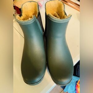 Chooka Chelsea hunter green ladies rubber rain boots booties fur lined sz 7
